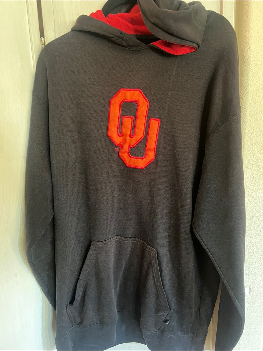 Vintage university of Oklahoma Men's Black Hoodie with Red OU Logo